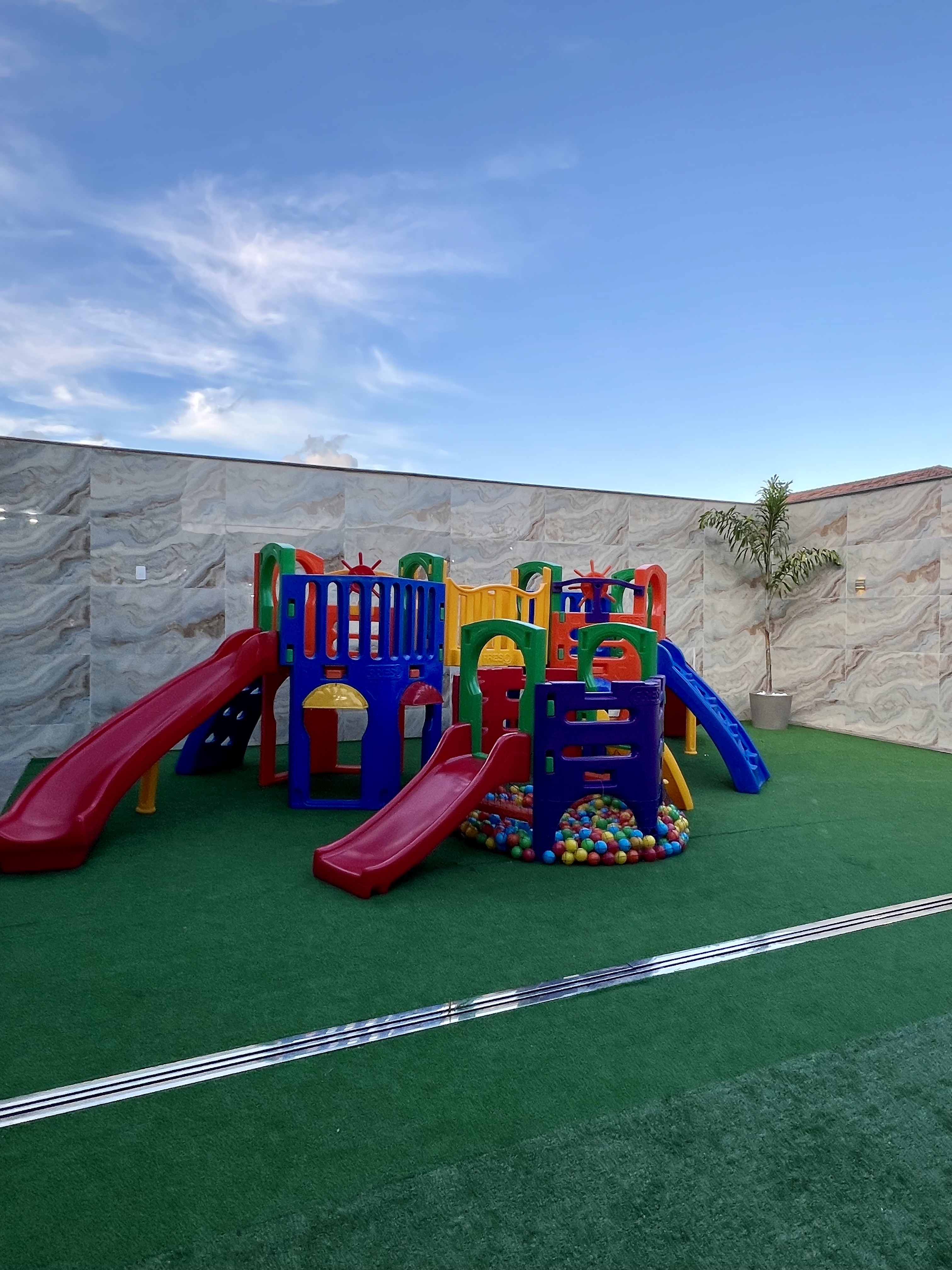 Parquinho infantil com escorregador
